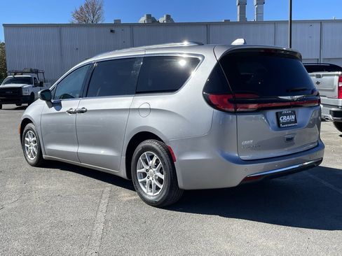 Used 2021 Chrysler Pacifica Touring-L image 5