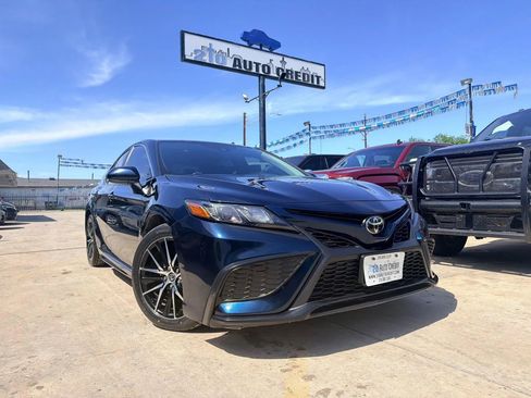 Used 2021 Toyota Camry SE FWD image 1