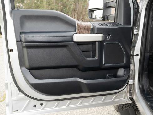 Used 2019 Ford F350 Lariat image 28