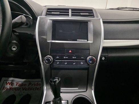 Used 2017 Toyota Camry SE image 12
