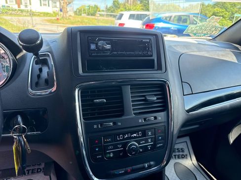 Used 2015 Dodge Grand Caravan SXT FWD image 18