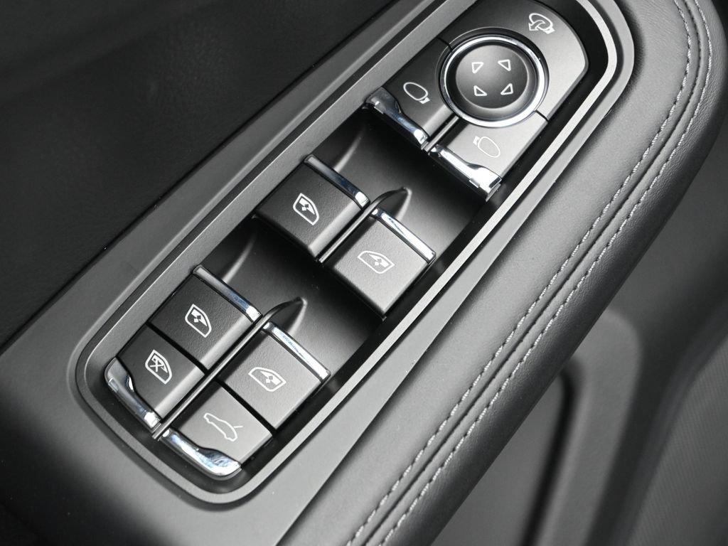 Certified 2026 Porsche Macan AWD/4WD image 9