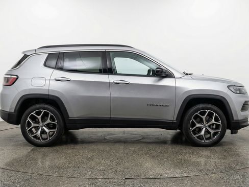 Used 2025 Jeep Compass Limited image 11