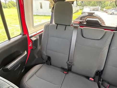 Used 2024 Jeep Wrangler Unlimited Rubicon AWD/4WD image 12