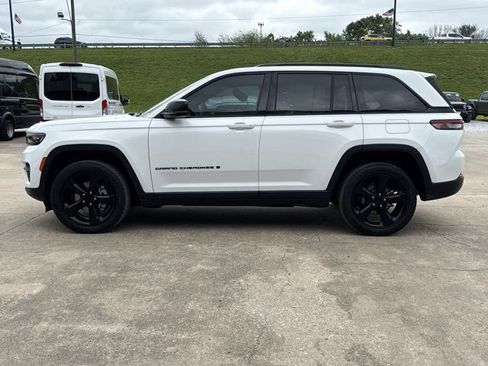 Used 2023 Jeep Grand Cherokee Altitude AWD/4WD image 11