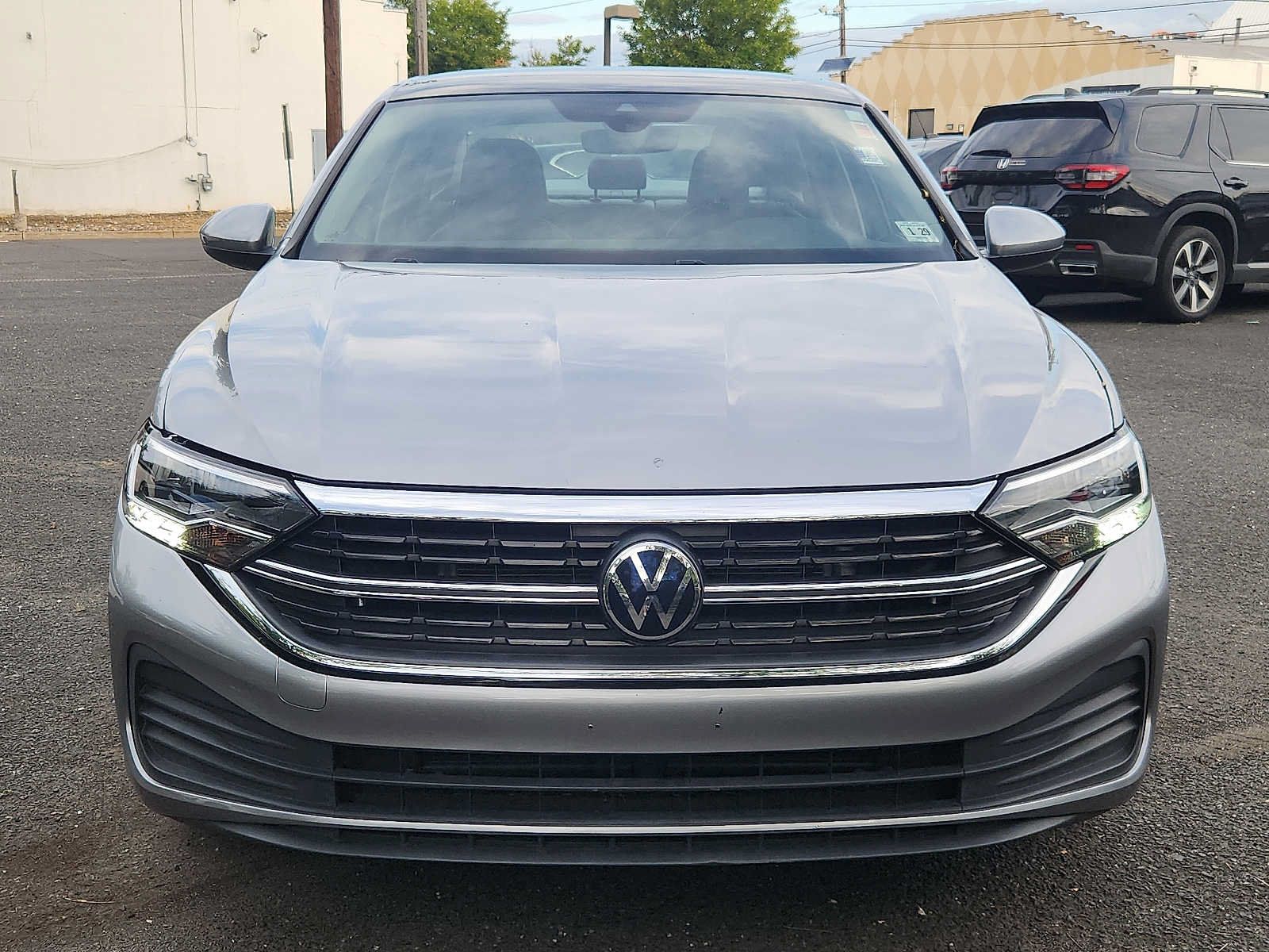Used 2023 Volkswagen Jetta SE FWD image 2