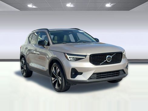 Certified 2023 Volvo XC40 B5 Plus w/ Climate Package image 7