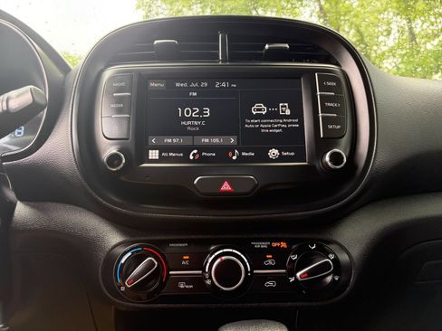 Used 2025 Kia Soul LX w/ LX Technology Package FWD image 17