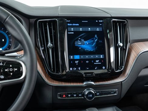 Certified 2023 Volvo XC60 B5 Plus w/ Climate Package image 19