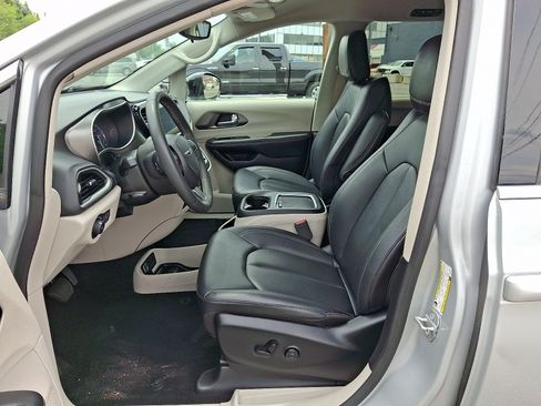 Used 2024 Chrysler Pacifica Touring-L FWD image 11