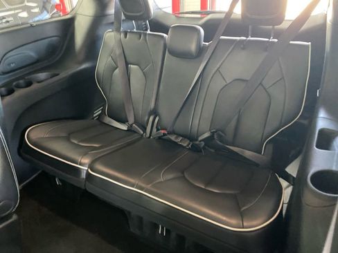 Used 2025 Chrysler Pacifica Limited FWD image 17