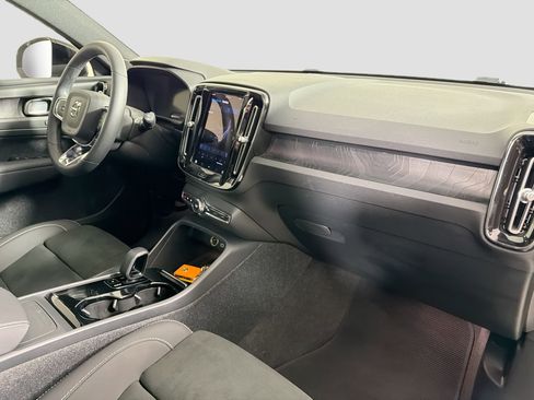 Used 2023 Volvo XC40 Recharge Ultimate image 30
