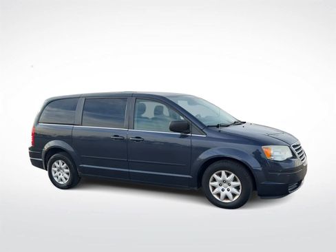 Used 2009 Chrysler Town & Country LX image 2