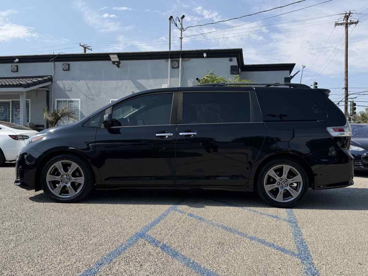 Used 2019 Toyota Sienna SE w/ Carpet Mat Package FWD image 2