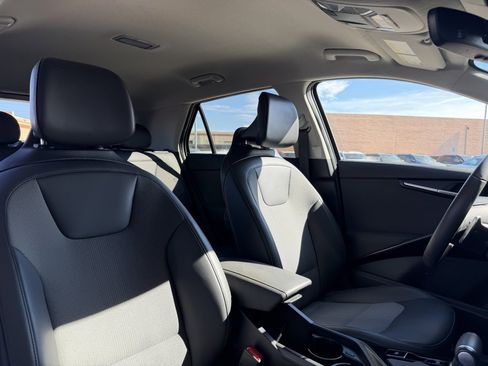 Used 2025 Kia Niro EX image 38