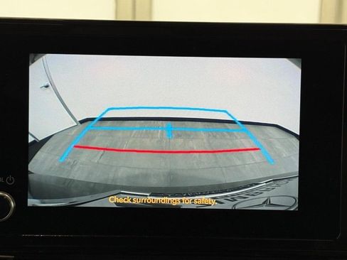 Used 2025 Toyota Sienna LE image 19