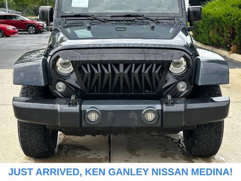 Used 2018 Jeep Wrangler Unlimited Sahara w/ Dual Top Group AWD/4WD image 8