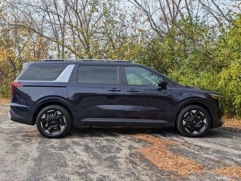 Used 2025 Kia Carnival EX image 8