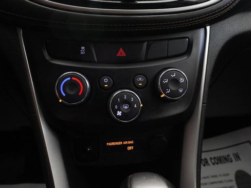 Used 2019 Chevrolet Trax LT w/ LT Convenience Package AWD/4WD image 22