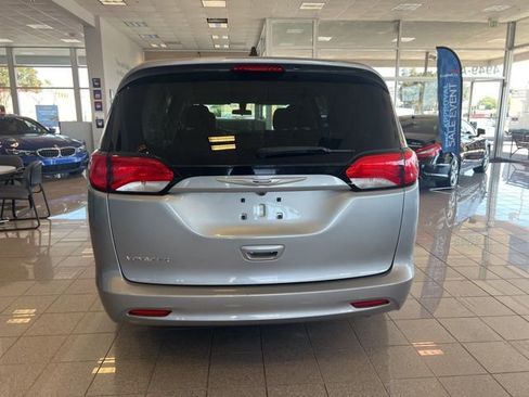 Used 2021 Chrysler Voyager LX image 7