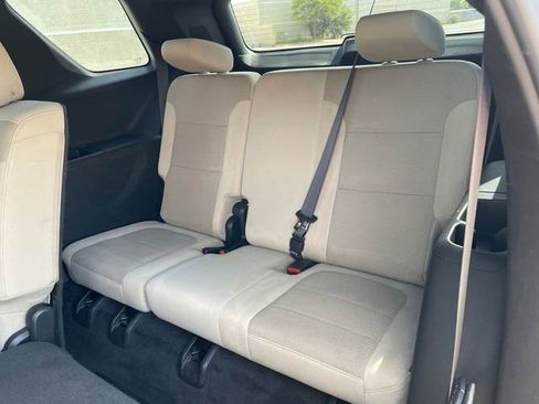 Used 2022 Chevrolet Traverse LS FWD image 17