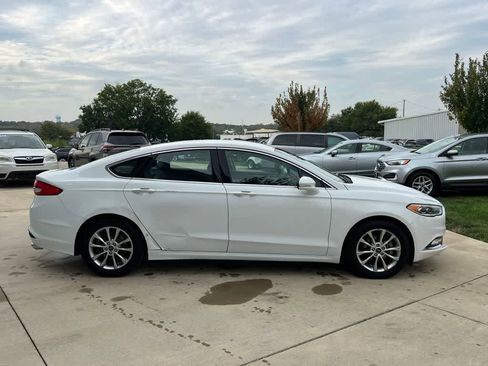Used 2017 Ford Fusion SE w/ Fusion SE Technology Package image 7