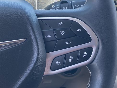 Certified 2024 Chrysler Pacifica Touring-L FWD image 23