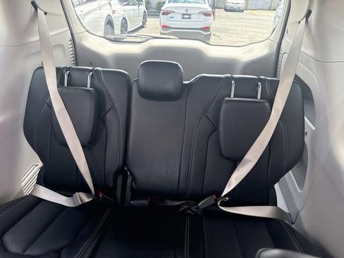 Used 2024 Chrysler Pacifica Touring-L FWD image 16