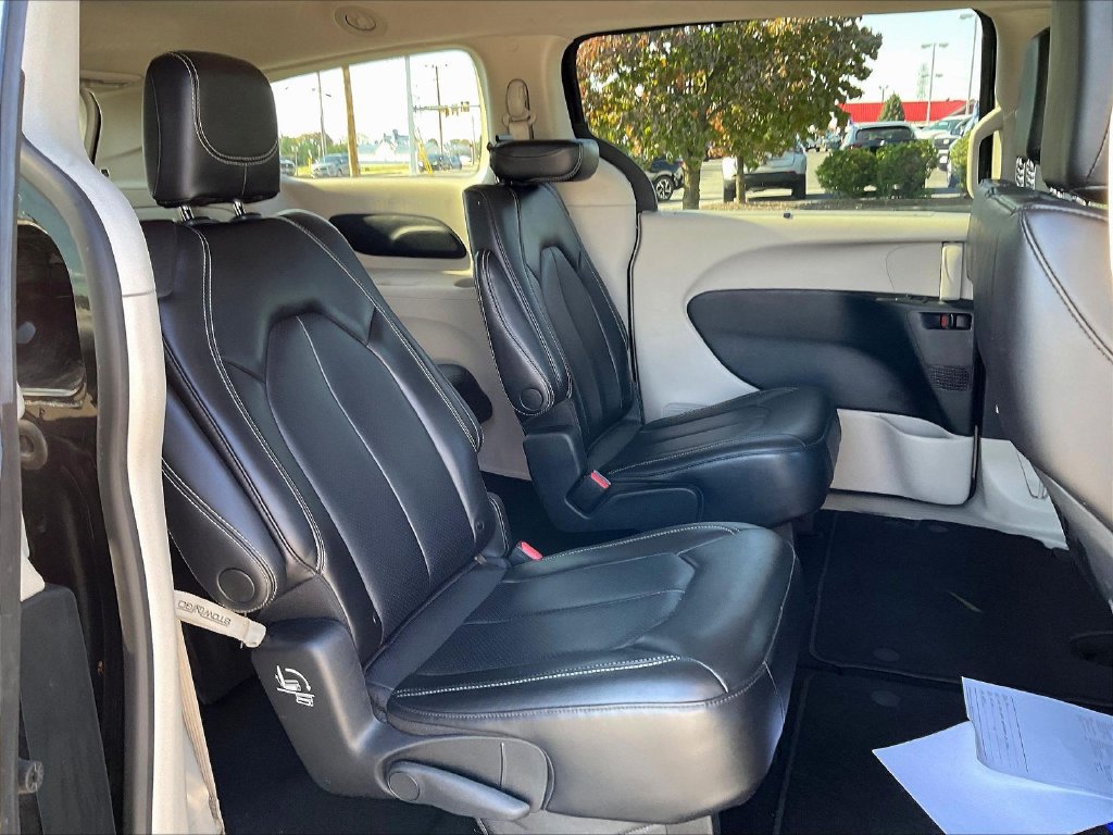Used 2023 Chrysler Pacifica Touring-L FWD image 6