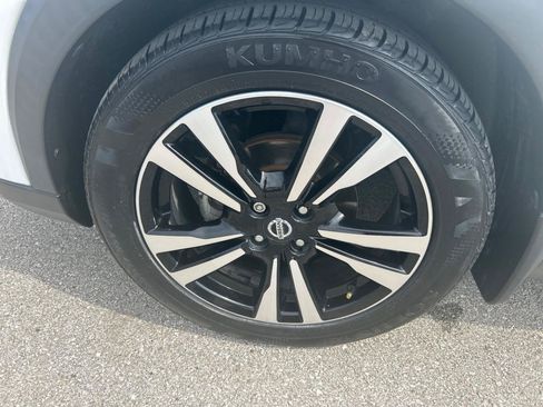 Used 2019 Nissan Kicks SR w/ SR Premium Package FWD image 11