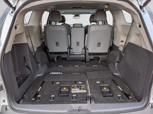 Used 2024 Toyota Sienna XLE image 7