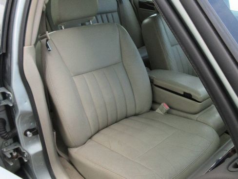 Used 2007 Lincoln Town Car Signature RWD image 24