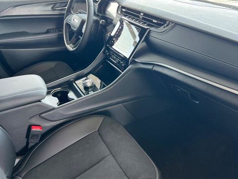 New 2025 Jeep Grand Cherokee Altitude image 16