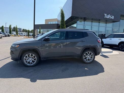 Used 2023 Jeep Compass Latitude AWD/4WD image 3