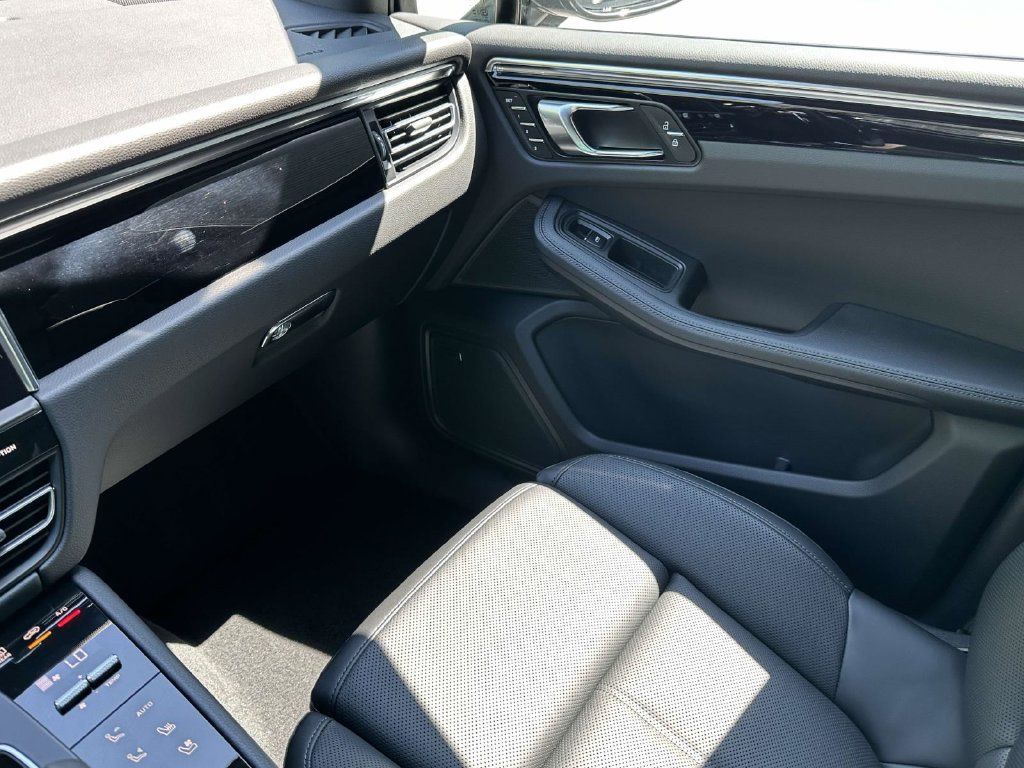 Used 2026 Porsche Macan AWD/4WD image 28