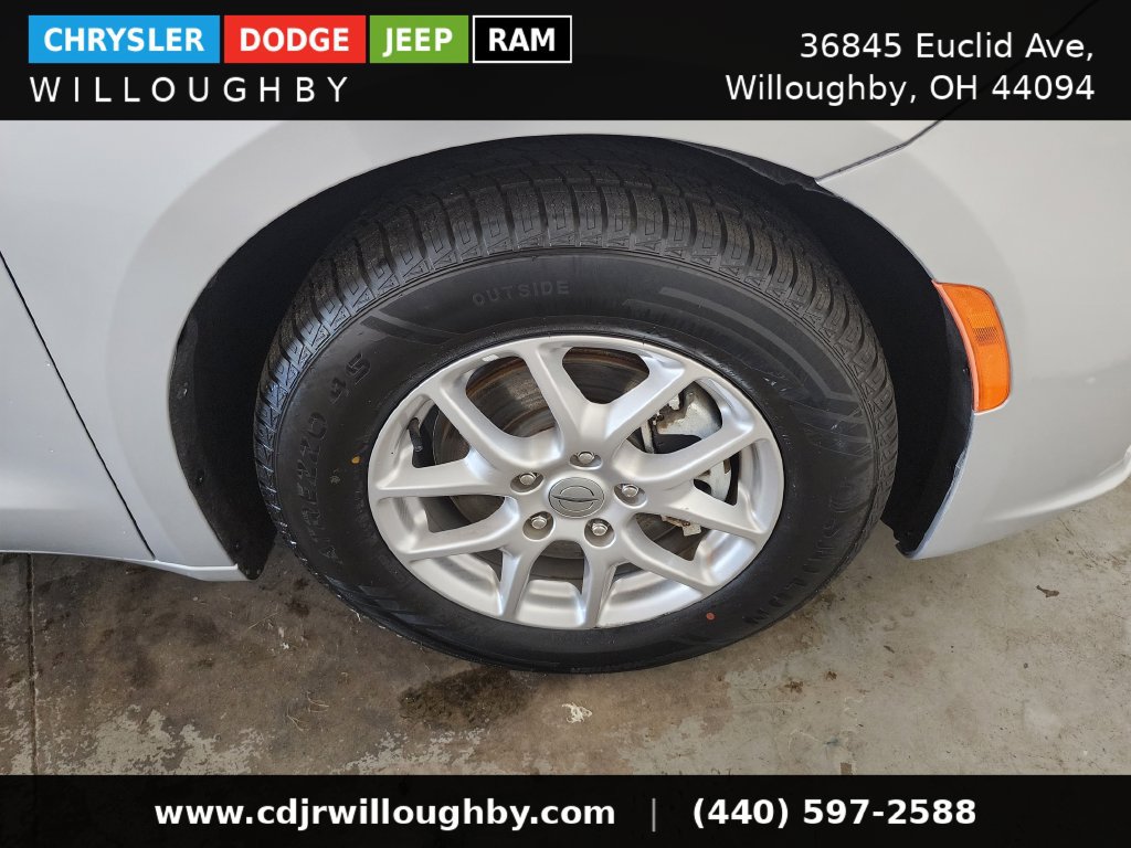 Used 2024 Chrysler Pacifica Touring-L FWD image 43
