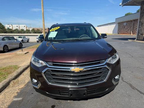 Used 2021 Chevrolet Traverse LT w/ LT Premium Package image 2