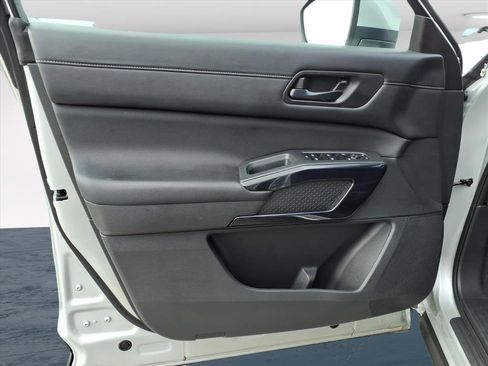 Used 2025 Nissan Pathfinder SV image 26