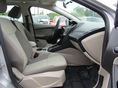 Used 2013 Ford Focus SE w/ SE Winter Pkg FWD image 12