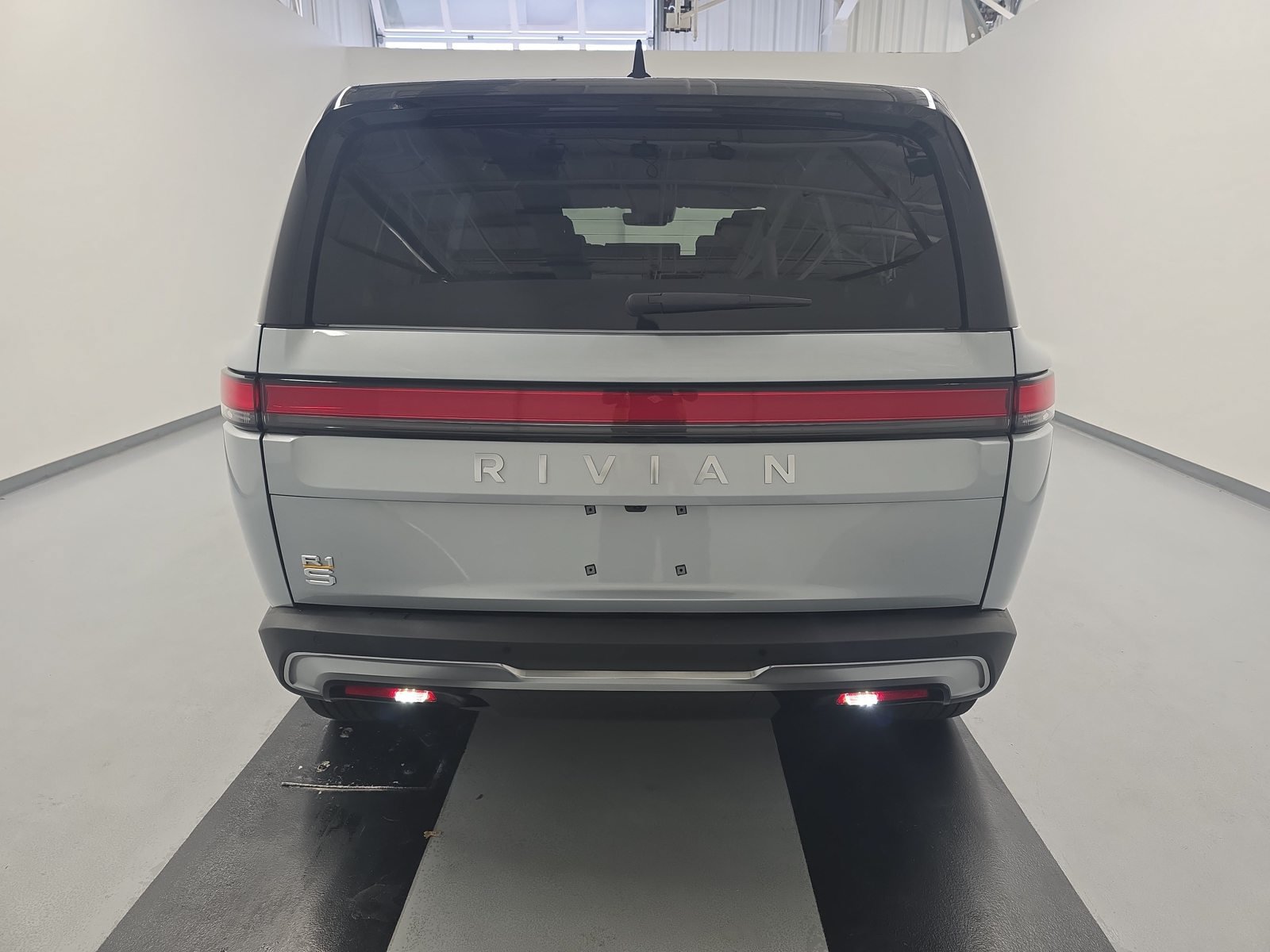 Used 2023 Rivian R1S Adventure Quad AWD/4WD image 4