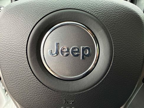 Used 2019 Jeep Grand Cherokee Overland AWD/4WD image 37