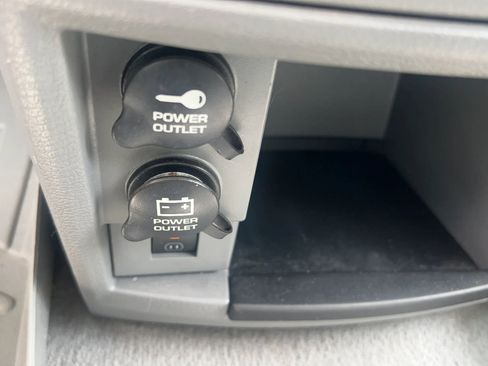 Used 2008 Chrysler Town & Country Limited w/ Entertainment Group #3 FWD image 18