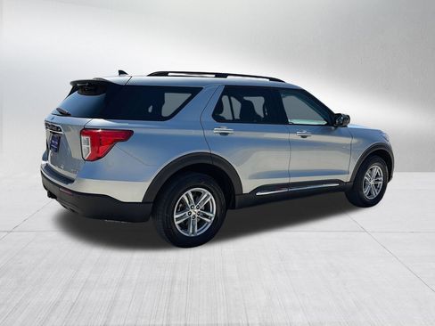 Used 2024 Ford Explorer XLT AWD/4WD image 6