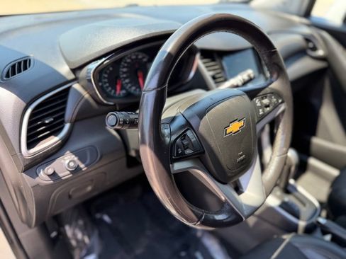 Used 2020 Chevrolet Trax LT w/ LT Convenience Package FWD image 19