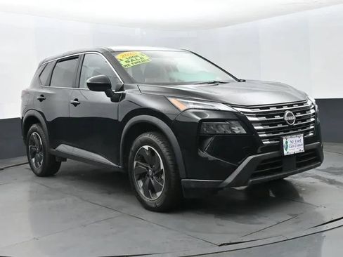 Used 2025 Nissan Rogue SV FWD image 2