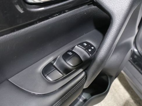 Used 2017 Nissan Rogue SV AWD/4WD image 14
