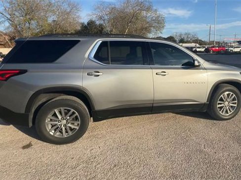Used 2023 Chevrolet Traverse LT w/ Rear Camera Mirror Package image 9