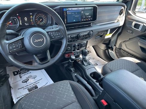 Used 2024 Jeep Gladiator Mojave w/ Technology Group image 10