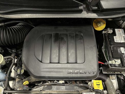 Used 2019 Dodge Grand Caravan SE w/ UConnect Hands-Free Group FWD image 12