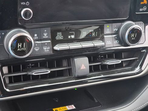 Certified 2023 Toyota Highlander XLE image 22